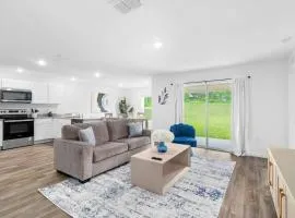 Springhill Retreat! 3 bed, 2 Bath!