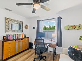 Near Ft Myers Beach Cozy fun 2BD, Hotel in Fort Myers