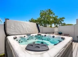 Tidal Tranquility - Luxe Beach Stay with Spa Hot Tub - Walk to Beach