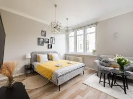 Green Courtyard Studio in Pre-War Tenement House 1 km to Central Station, easy trip to Chopin Airport