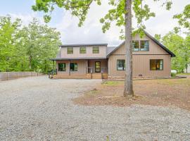 Greers Ferry Lake Retreat Game Room and Fire Pit!, hotel v destinaci Higden
