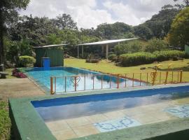 Casa Selva La Roca, hotel v destinaci Guácimo