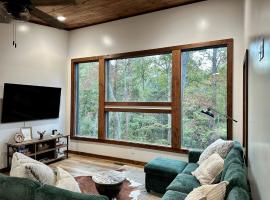 Modern Luxe Cabin! River Fun, Deer, Pool & Firepit, Hotel in Ellijay