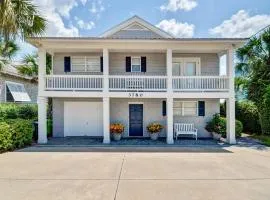 Dog friendly, ground floor unit close to 27-hole City golf course.