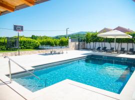Vacation villa Matic with 7 bedrooms, hotel v destinaci Sinj