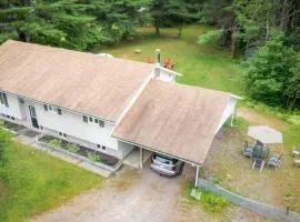 Bancroft Vibes Suite Sleeps 7 Cozy Retreat