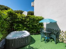Ginestra Deluxe Idromassaggio privato e piscina, hotel v destinaci Eraclea Mare