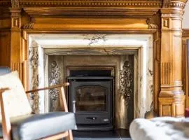 Luxury Wood panelled West End GF Flat