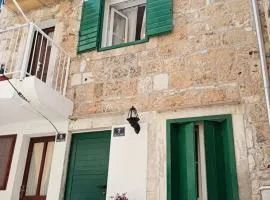 Apartments and rooms with parking space Komiza, Vis - 24523