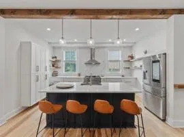 3BR Stylish Retreat, Minutes from Downtown Pittsburgh, Free 3-Car Parking