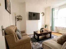 3 Bed Stylish & Spacious Home, Sleep up to 7ppl