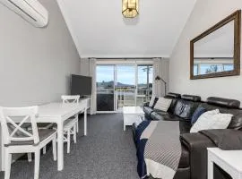 Parkwood 5 - 2BR Split Level l Spa Bath l BBQ l Central Location l WiFi