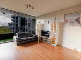 Sunny Retreat & Balcony Near Albert Park