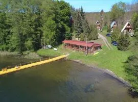 Domki nad jeziorem i pod lasem