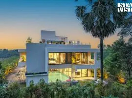 StayVista at Sage Villa - Pool, Lawn & WiFi