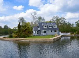 Wildwood Cottage on the river in Wroxham