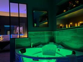 Appartement Love Room avec Jacuzzi Privatif, hotel i Bourg-Argental