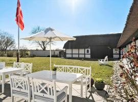 Restored Farmhouse Near Kattegat With Large Garden, hotel i Hadsund