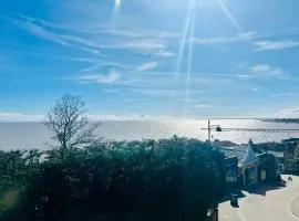 Stylish 3 Bed Apt Sea Views Near the Beach 2B