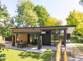 Chalet FoRest Veluwe with private hottub & incl wood!, casa de muntanya a Putten