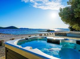 BUQEZ ECO RESORT - Beach Villa 28 - Directly by beach, cottage in Drage