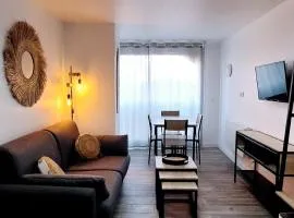 Studio rénové 200 m de la plage avec parking privé