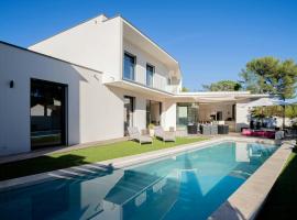 Modern Villa With Pool In Castelnau-Le-Lez, Hotel in Castelnau-le-Lez