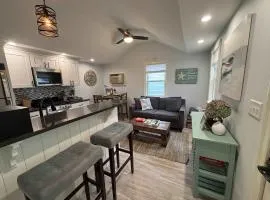 Updated 1bd Cottage - Pool Jacuzzi and More