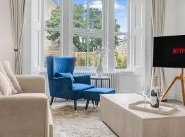 Luxury 3-Bed Cirencester Apartment with garden, parking and EV charger