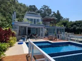 Casa luxuosa de frente para o mar