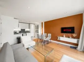 Spacious 2BR 2BA Ground Floor Apartment in RG2 - Ideal for Contractors & Business Stays, FREE Parking & Sleeps Up To 7!