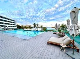 Beautiful Sea View Apartment & Direct Pool Access
