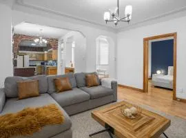 Magnificent 4BR in Downtown Mont-Royal