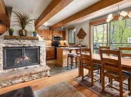 Chateau Roaring Fork 22, Mountain Chic 4-Bedroom Condo on Roaring Fork River – Walk to Downtown Aspen