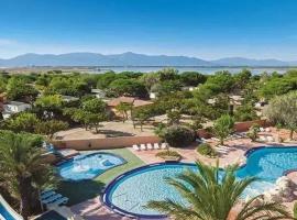 Bungalow familial à Canet-en-Roussillon avec piscine, hotel in Canet-en-Roussillon