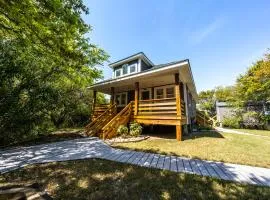 Watermen's Hideout - Waterfront 2-Bedroom, 1-Bathroom Cottage with a Hot tub and Waterfront Deck