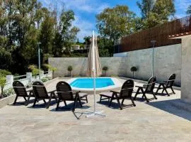 Casa rural de diseño con piscina y barbacoa
