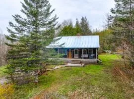 2 Mi to Lake Willoughby Peaceful Log Cabin!