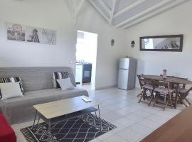 Villa POMMES D'EAU, hotel en Lamentin