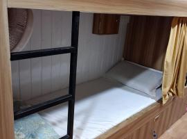 Sun Shine AC Dormitory, hotel in Mumbai