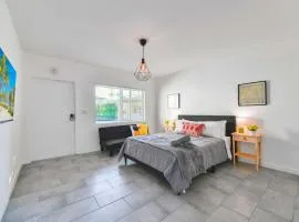 Charming Studio in a Beautiful Neighborhood Setting