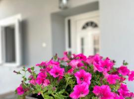 Cozy village apartment, Hotel in Áyios Andréas