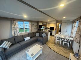 Fantasy Island - Eastgate F6 - The Ardennes with Hot Tub - Coastal Caravan Breaks, hotel a Ingoldmells