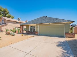 Private Pool & Fully Fenced Yard Near Mntn Park, hotel v destinaci Glendale