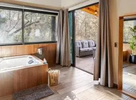 Cabaña de lujo 2 habitaciones con Jacuzzi Dentro del Bosque a 10 min del Pueblo