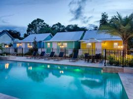 Quaint Cottage with Private Pool-Walk to Everything, готель у місті Сейнт-Огастін