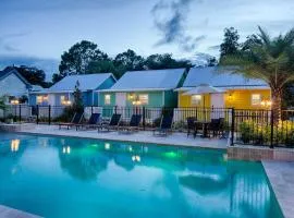 Quaint Cottage with Private Pool-Walk to Everything