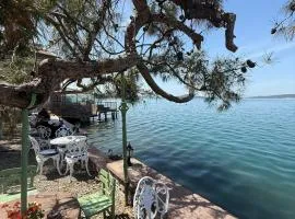 Private 2BR Suite in Historic Seafront Mansion w Balcony & Cunda View