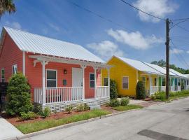 Quaint Cottage with Private Pool-Walk to Everything, hotel u gradu Sent Augustin
