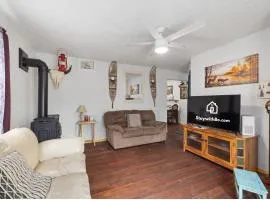 Bo's Rustic Cottage Cozy and Charming with Hot Tub and Fenced Yard
